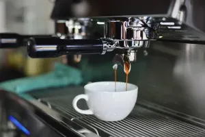 Ile waży wanna żeliwna? Sprawdzamy wagę i jej wpływ na montaż